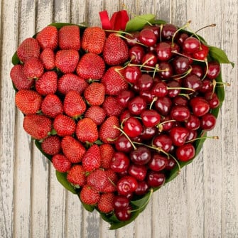 Коробка "клубника и черешня"