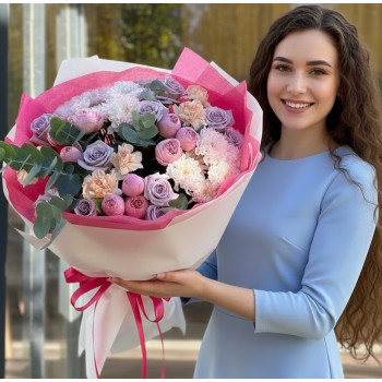 Букет из роз, пионовидных роз, хризантем, спрей роз